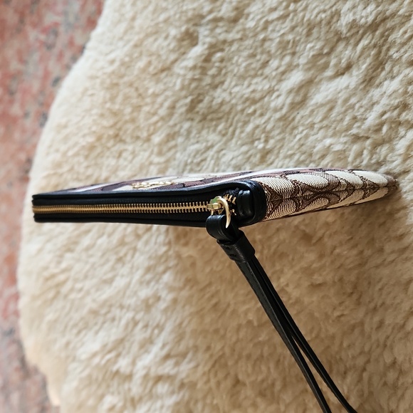 NWT Coach Signature Jacquard Stripe Large Corner Zip Wristlet Wallet π€π€π€π - Picture 6 of 16